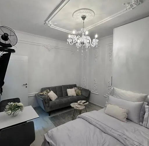 アパート The Artist's Loft Near Center ティラナ